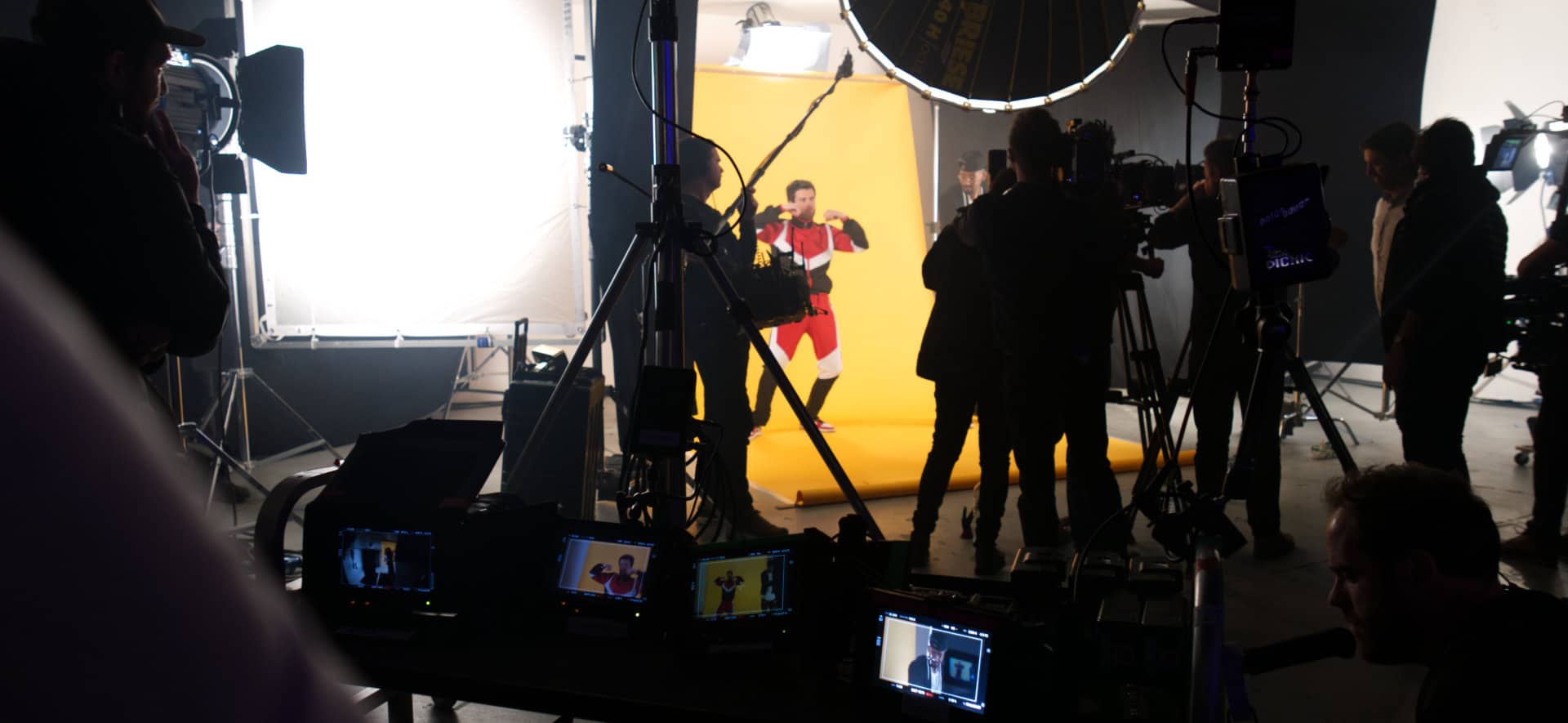 Production_service_germany_company_about Film crew filming in a studio