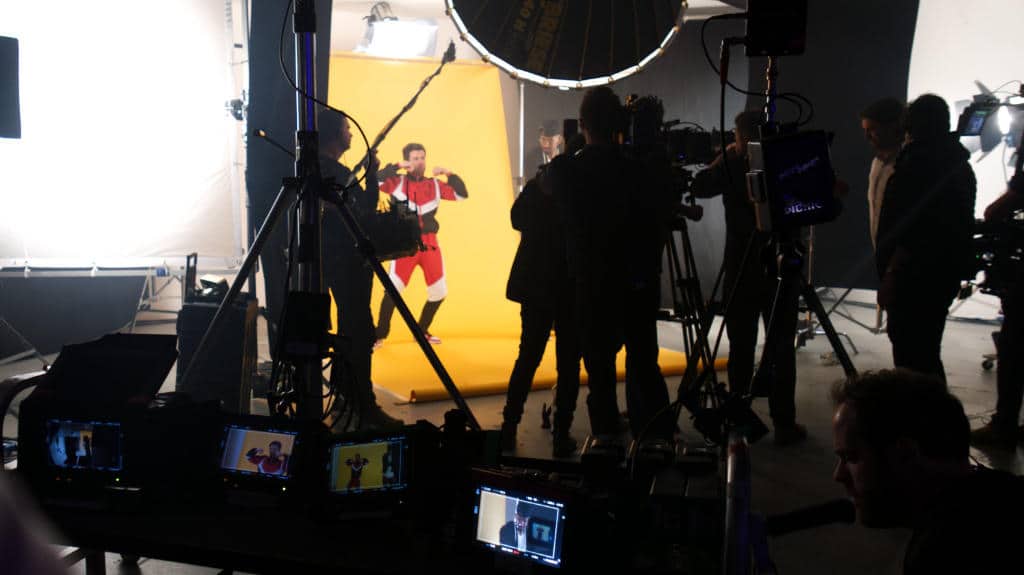 Production_service_germany_company_about_mobil Film crew filming in a studio